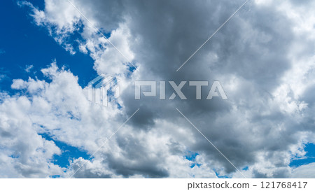 盛夏的藍天上飄著許多白雲 121768417