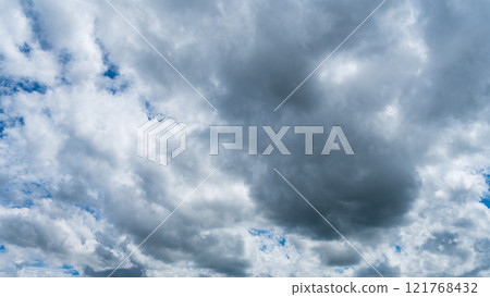 盛夏的藍天上飄著許多白雲 盛夏的藍天上飄著許多白雲 121768432