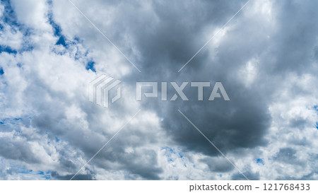 盛夏的藍天上飄著許多白雲 盛夏的藍天上飄著許多白雲 121768433