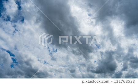 盛夏的藍天上飄著許多白雲 盛夏的藍天上飄著許多白雲 121768558