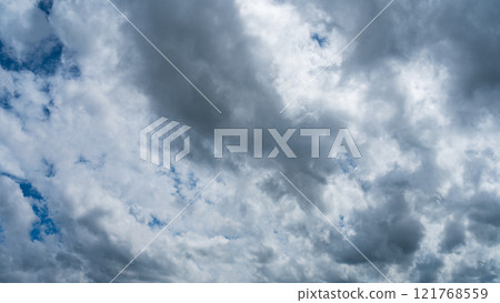 盛夏的藍天上飄著許多白雲 盛夏的藍天上飄著許多白雲 121768559