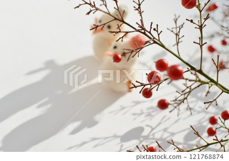 紅色南天竹漿果和羊毛氈製成的雪人 紅色南天竹漿果和羊毛氈製成的雪人 121768874