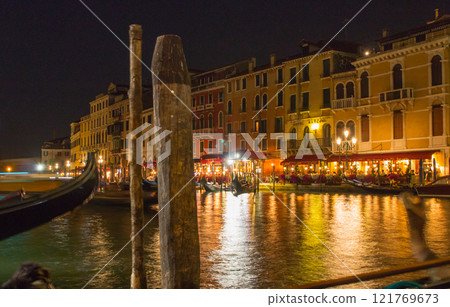 從里亞托橋（意大利-威尼斯）的大運河夜景 121769673