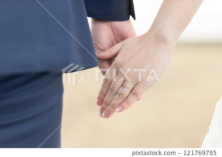 The hand of the bride and groom's hand 121769785