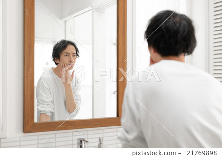 一個男人在鏡子前憂心忡忡 121769898