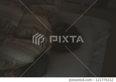 睡覺時把毯子蓋在頭上 121770212