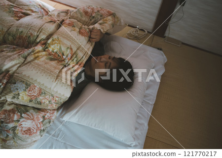 白天在日式房間的蒲團上睡覺 121770217