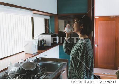 Drink milk as soon as you wake up 121770241