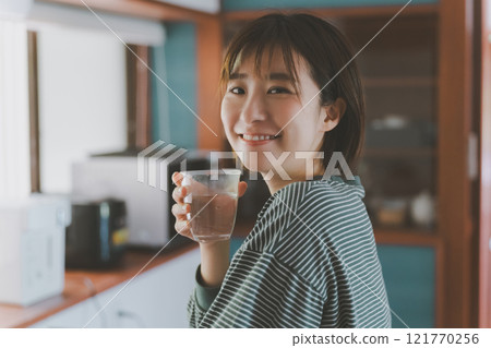 早上喝水 121770256