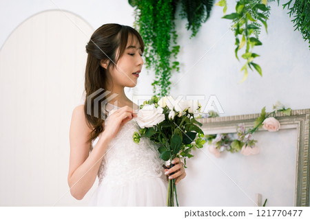 穿著婚紗的長黑髮的年輕女子 121770477
