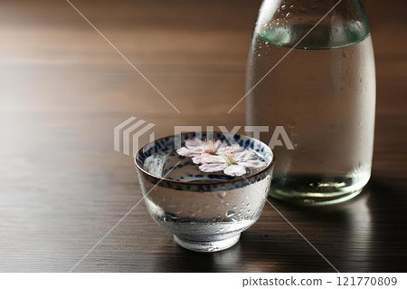 Sake, sake cups and cherry blossoms 121770809