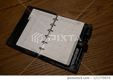 黑色真皮筆記本,2025 年 6 月開放行程 黑色真皮筆記本,2025 年 6 月開放行程 121770978