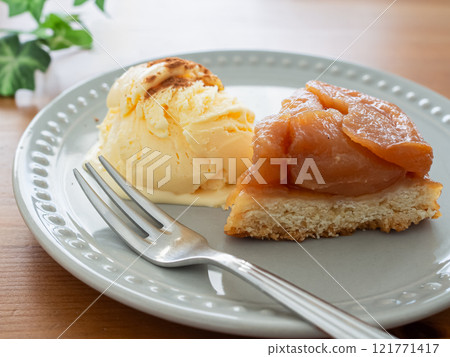 Tarte Tatin with ice cream Tarte Tatin with ice cream 121771417