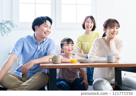 一家人在客廳聊天 121771550