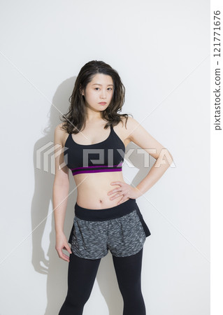 穿著運動服的年輕女子 121771676