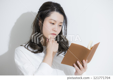 一個女人讀 121771704