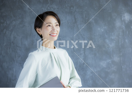 有筆記型電腦的女人 121771736