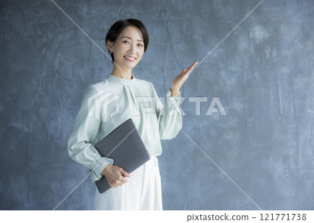 A woman with a laptop 121771738