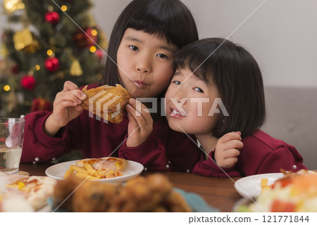 聖誕餐桌旁的幸福家庭時光 121771844