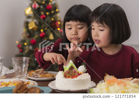 圍繞聖誕蛋糕度過一個有趣的家庭時刻 121771854