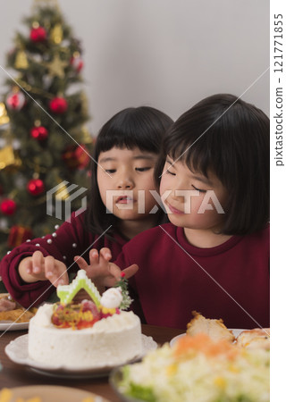 A fun family moment around Christmas cake 121771855