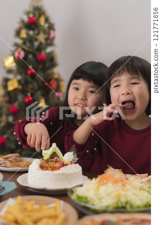 圍繞聖誕蛋糕度過一個有趣的家庭時刻 121771856