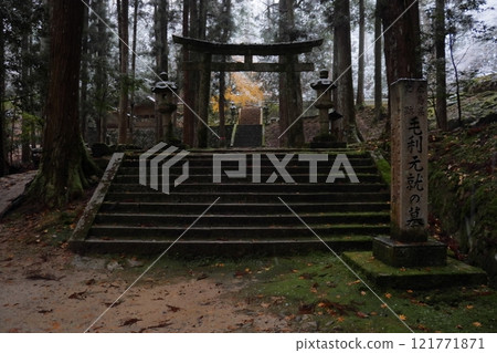 吉田郡山城毛利元成墓園飄著小雪(廣島縣秋高田市) 吉田郡山城毛利元成墓園飄著小雪(廣島縣秋高田市) 121771871