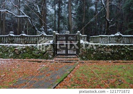 A light snowfall at the grave of Mori Motonari at Yoshida-Koriyama Castle (Akitakata City, Hiroshima Prefecture) A light snowfall at the grave of Mori Motonari at Yoshida-Koriyama Castle (Akitakata City, Hiroshima Prefecture) 121771872