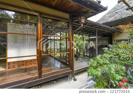 Isuien Garden (Nara City) The building and corridor leading from Seishu-an to Koshin-tei 121772010