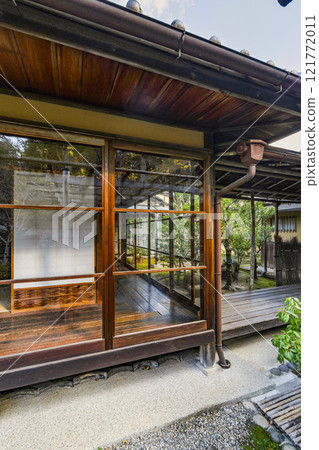 Isuien Garden (Nara City) The building and corridor leading from Seishu-an to Koshin-tei 121772011