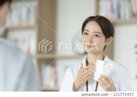 解釋如何吃藥的藥劑師 121772457