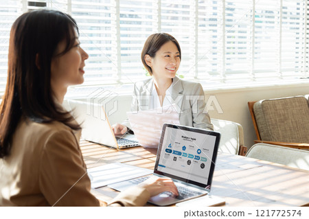 有一次會議的女商人 121772574