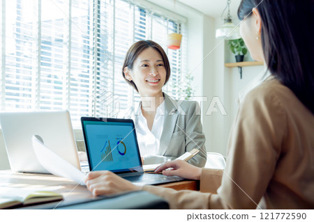 有一次會議的女商人 121772590