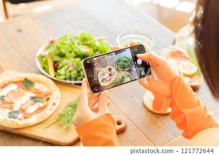 用智能手機拍攝食物的手 用智能手機拍攝食物的手 121772644