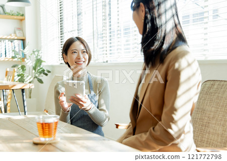 Female staff taking orders at a cafe 121772798