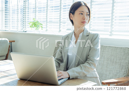 在接空間工作的女人 在接空間工作的女人 121772868