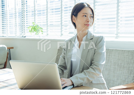 在接空間工作的女人 121772869