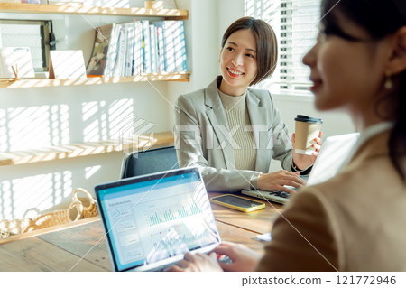 Business woman having a meeting 121772946