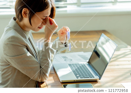 伏案工作眼睛疲勞女性 121772958