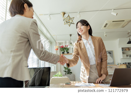 兩位女商人握手 兩位女商人握手 121772979