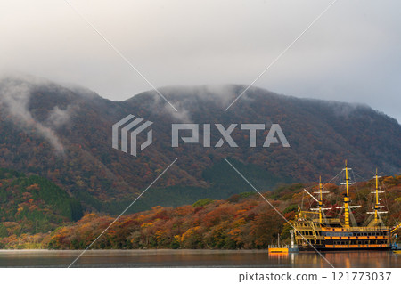 箱根蘆之湖的秋葉 121773037