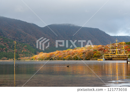 箱根蘆之湖的秋葉 箱根蘆之湖的秋葉 121773038