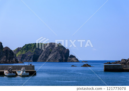 Nakagi Port in the early morning. You can see the big Daikon Island and the small hills of Hayama Reef and Oki Hayama Reef. Nakagi Hirizo Beach, Minamiizu Town, Kamo District 121773078