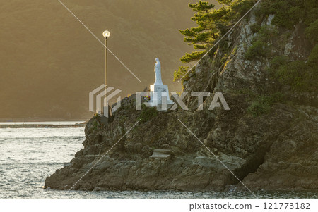 熊本縣天草市,世界遺產崎津村的象徵,夕陽照耀下的海上瑪麗亞雕像 熊本縣天草市,世界遺產崎津村的象徵,夕陽照耀下的海上瑪麗亞雕像 121773182