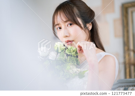 穿著婚紗的長黑髮的年輕女子 121773477