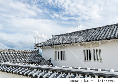 傳統的日本建築風格（日式瓦片和白牆的建築） 121773660