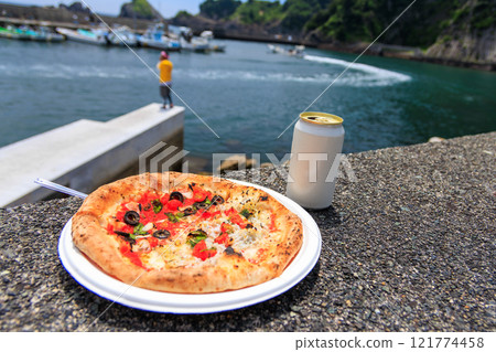 Delicious pizza from a food truck. Authentic stone oven baked. Enjoy with beer on the breakwater while looking out at the sea. Nakagi Hirizo Beach, Minamiizu Town 121774458