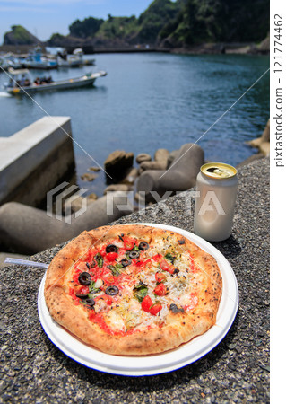 Delicious pizza from a food truck. Authentic stone oven baked. Enjoy with beer on the breakwater while looking out at the sea. Nakagi Hirizo Beach, Minamiizu Town 121774462