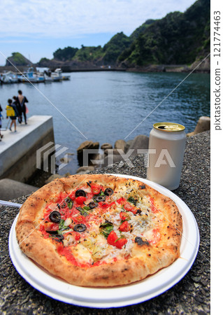 Delicious pizza from a food truck. Authentic stone oven baked. Enjoy with beer on the breakwater while looking out at the sea. Nakagi Hirizo Beach, Minamiizu Town 121774463