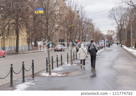 [Ukraine] A couple walking on a snowy sidewalk in the eastern city of Kharkiv 121774782